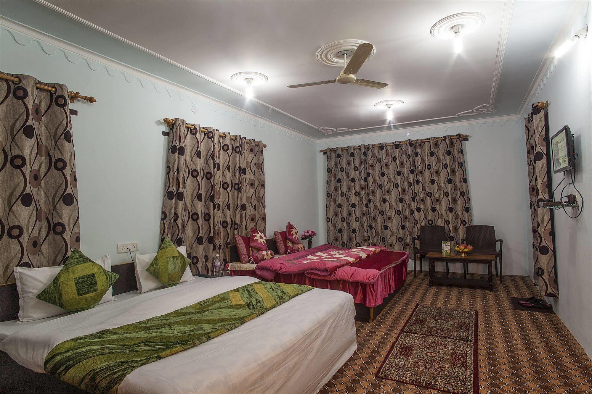 Готель Sheesha Residency Срінагар Екстер'єр фото